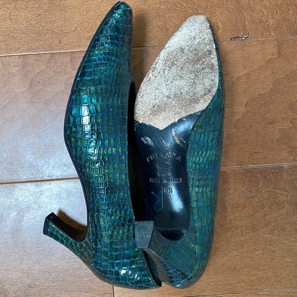 Gorgeous green and blue snake print pumps. - Picture 2 of 2